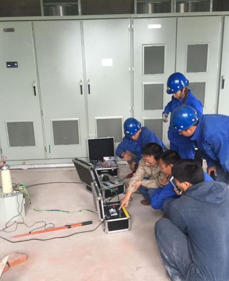Security inspection electrical technicians guide on-site to find cable fault points